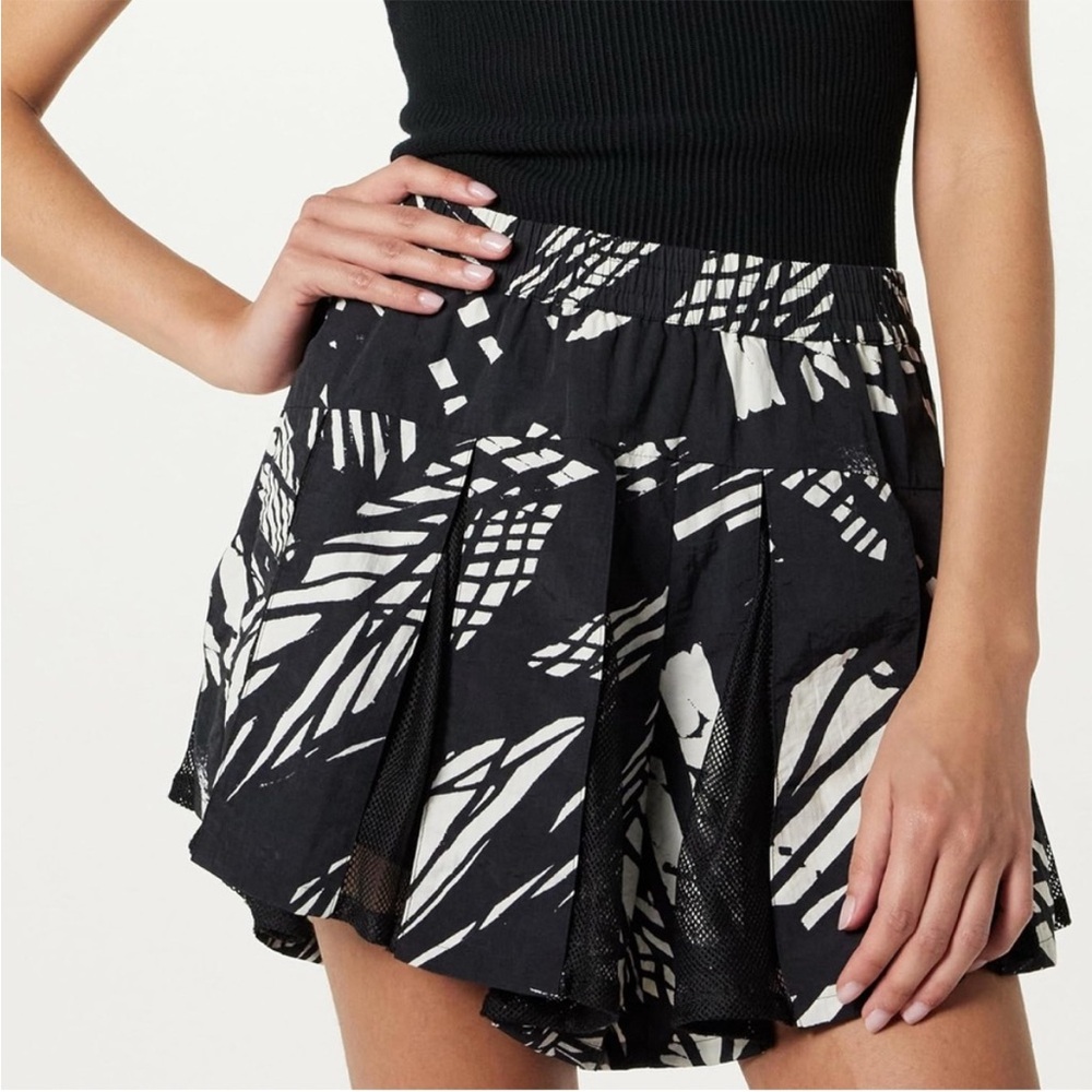 THE DROP printed parachute skort with mesh detail Black and White sporty xs 👓